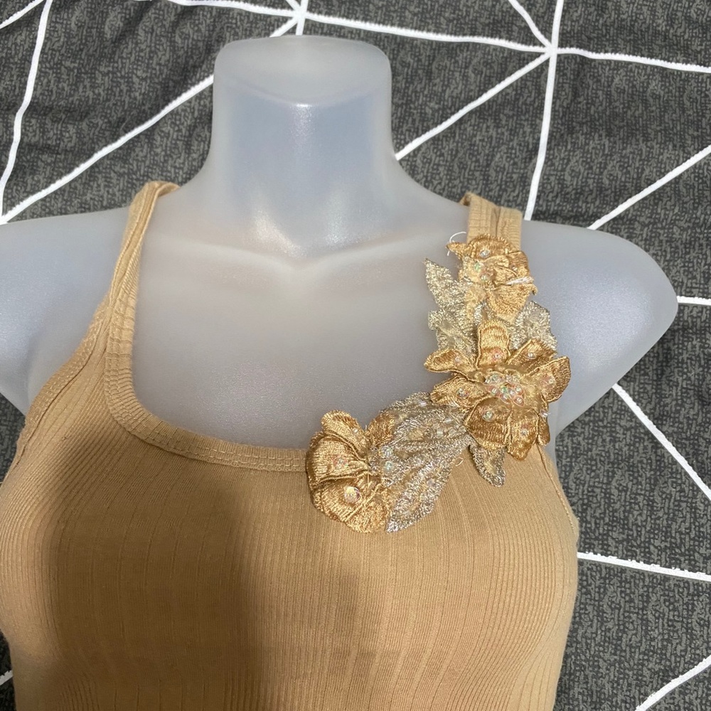 Tan Ribbed Flower Detail Tank Top - Picture 4 of 4